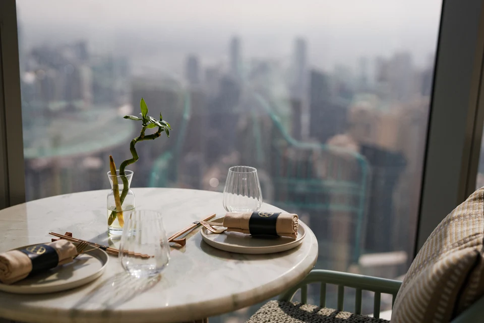 City view nook with round table