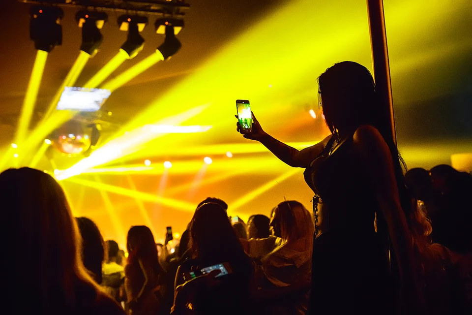 Guest silhouette yellow concert beams