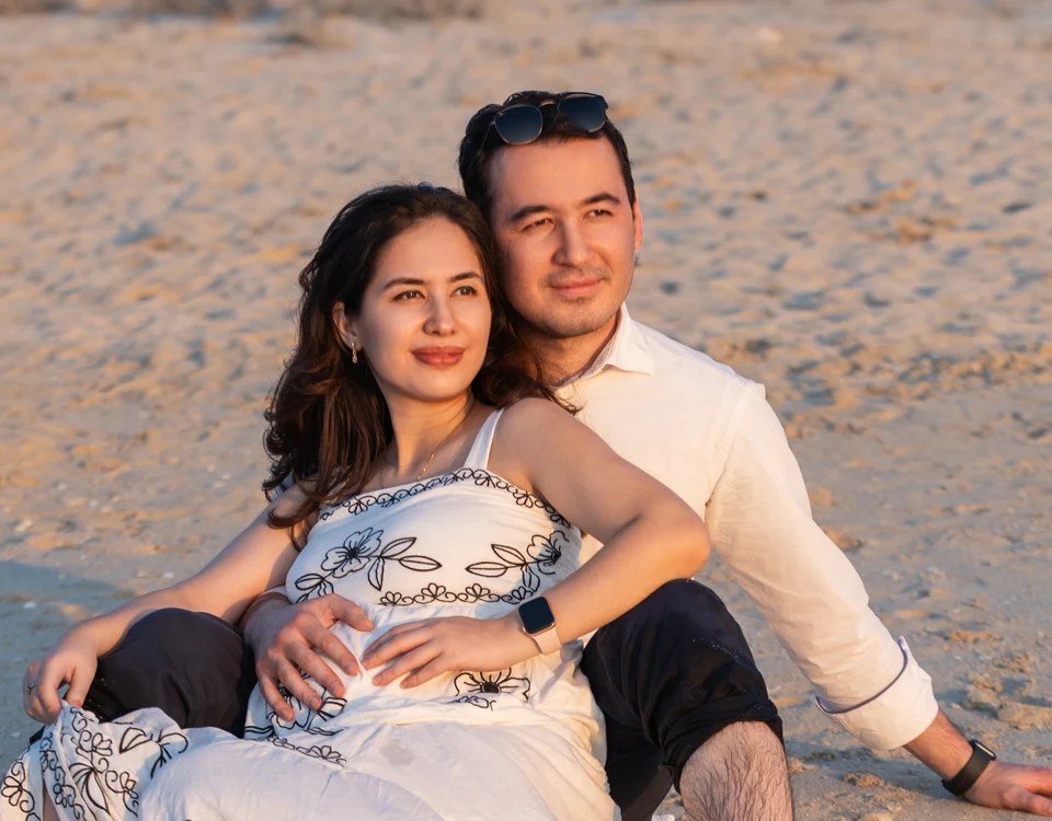 Close beach couple golden light